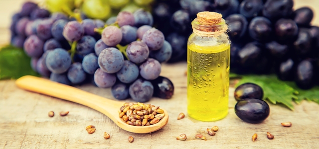 Grape Seed Oil is a non-comedogenic oil best to clear acne 